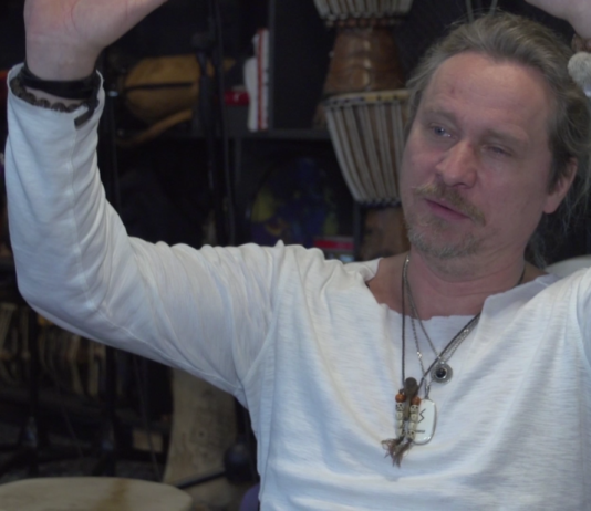 Mūziķis Nils Īle iedod Āfrikas ritmus